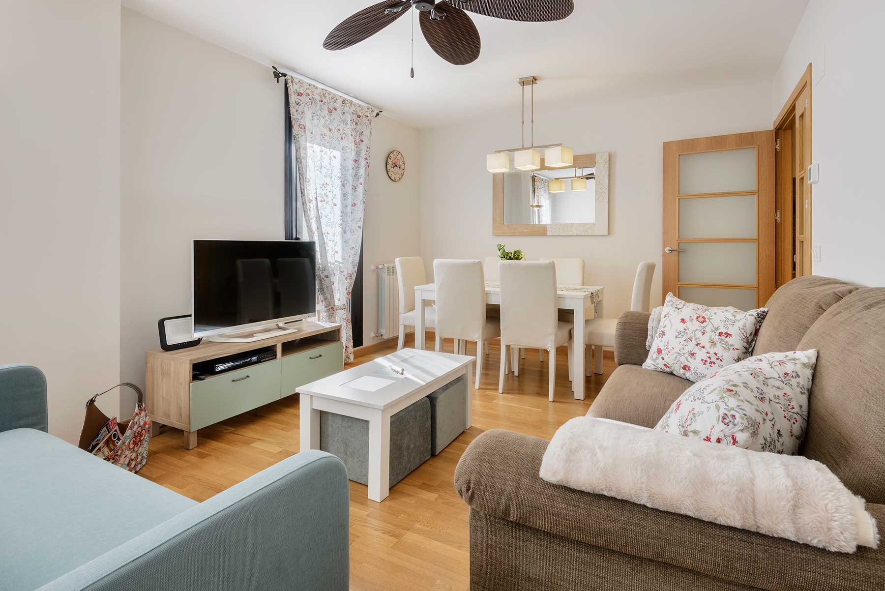 Apartamento turístico en el centro de Jaca, con 3 habitaciones, parking, wifi y admite mascotas. Ideal para familias y grupos.
