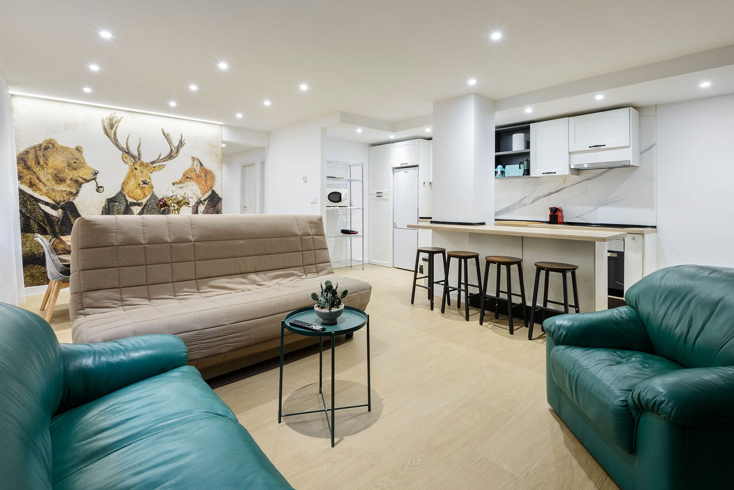 el apartamento tiene 4 habitaciones dobles y 2 baños, se alquila desde 8 a 10 personas, 